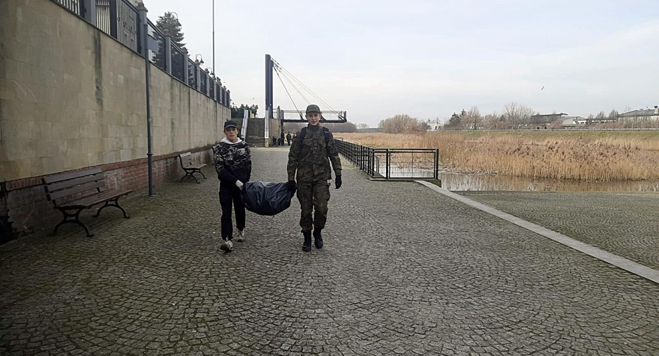 Szkolna Eko-Drużyna posprzątała brzegi Warty.