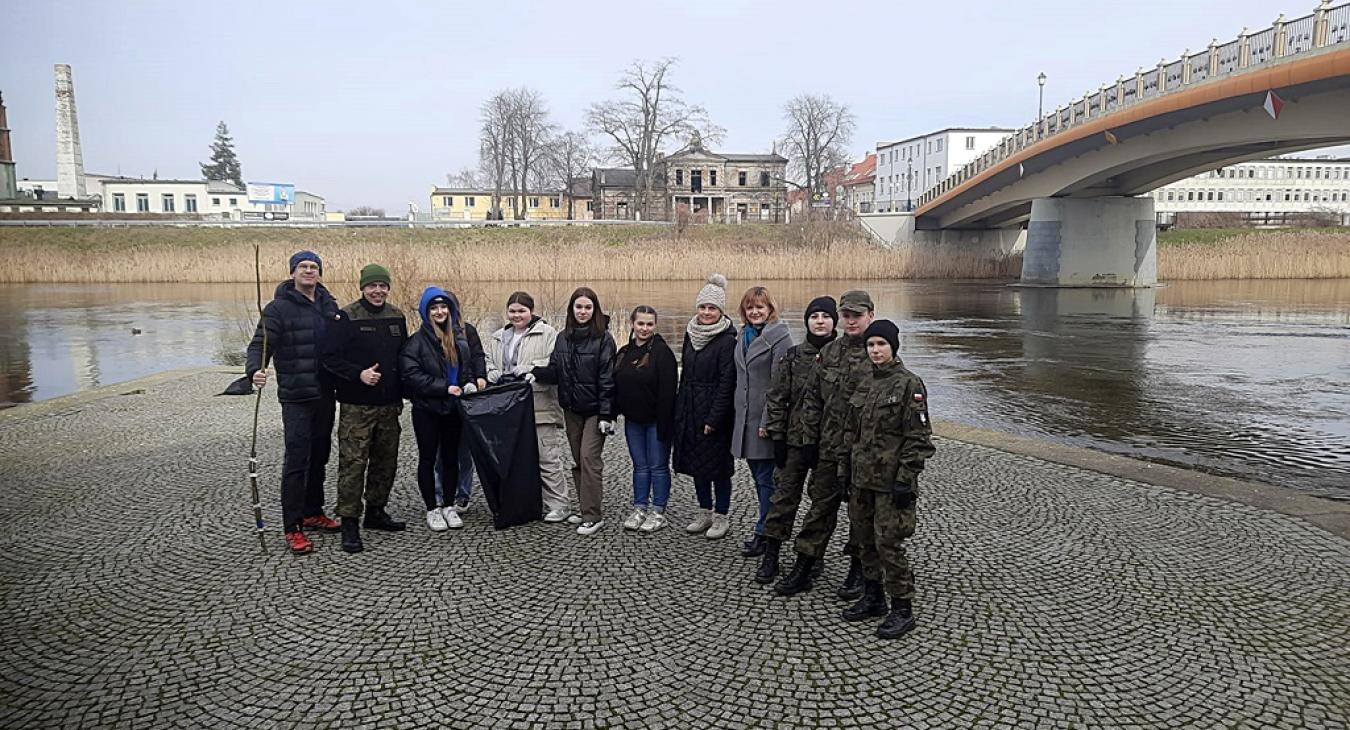 Szkolna Eko-Drużyna posprzątała brzegi Warty.