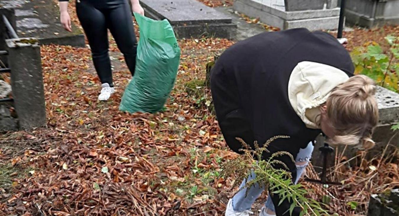 Nasi słuchacze posprzątali zapomniane groby w ramach akcji MEiN ,,Szkoła Pamięta”.