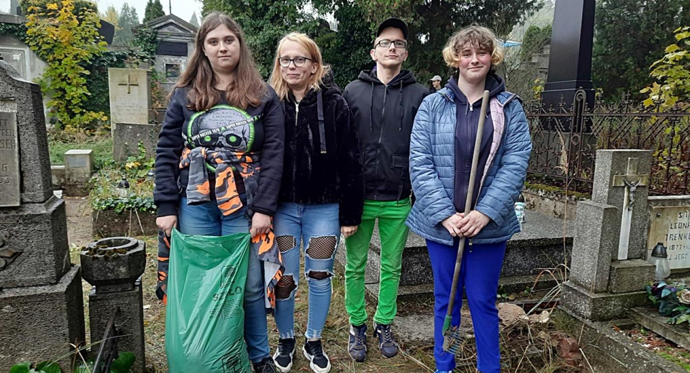 Nasi słuchacze posprzątali zapomniane groby w ramach akcji MEiN ,,Szkoła Pamięta”.