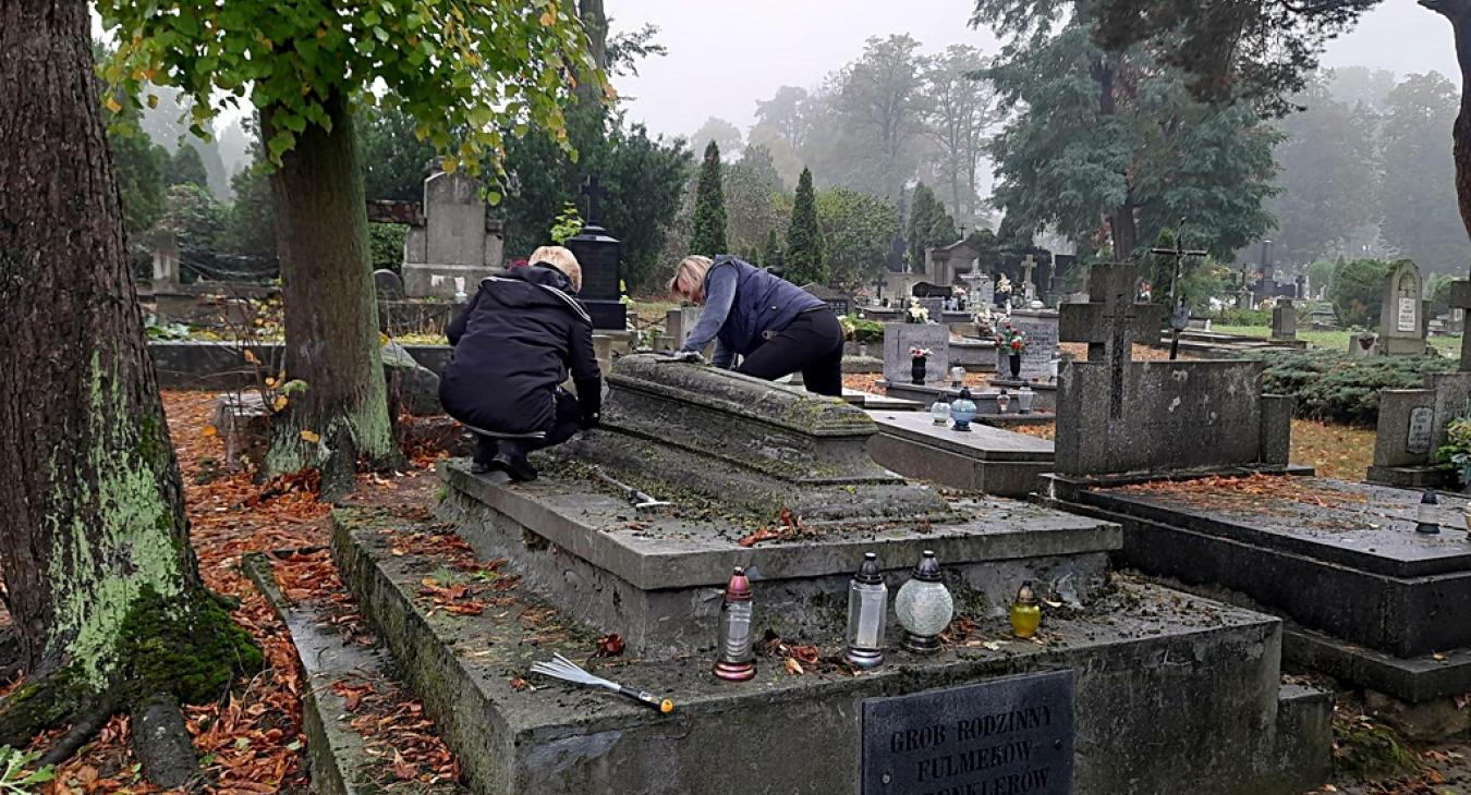 Nasi słuchacze posprzątali zapomniane groby w ramach akcji MEiN ,,Szkoła Pamięta”.