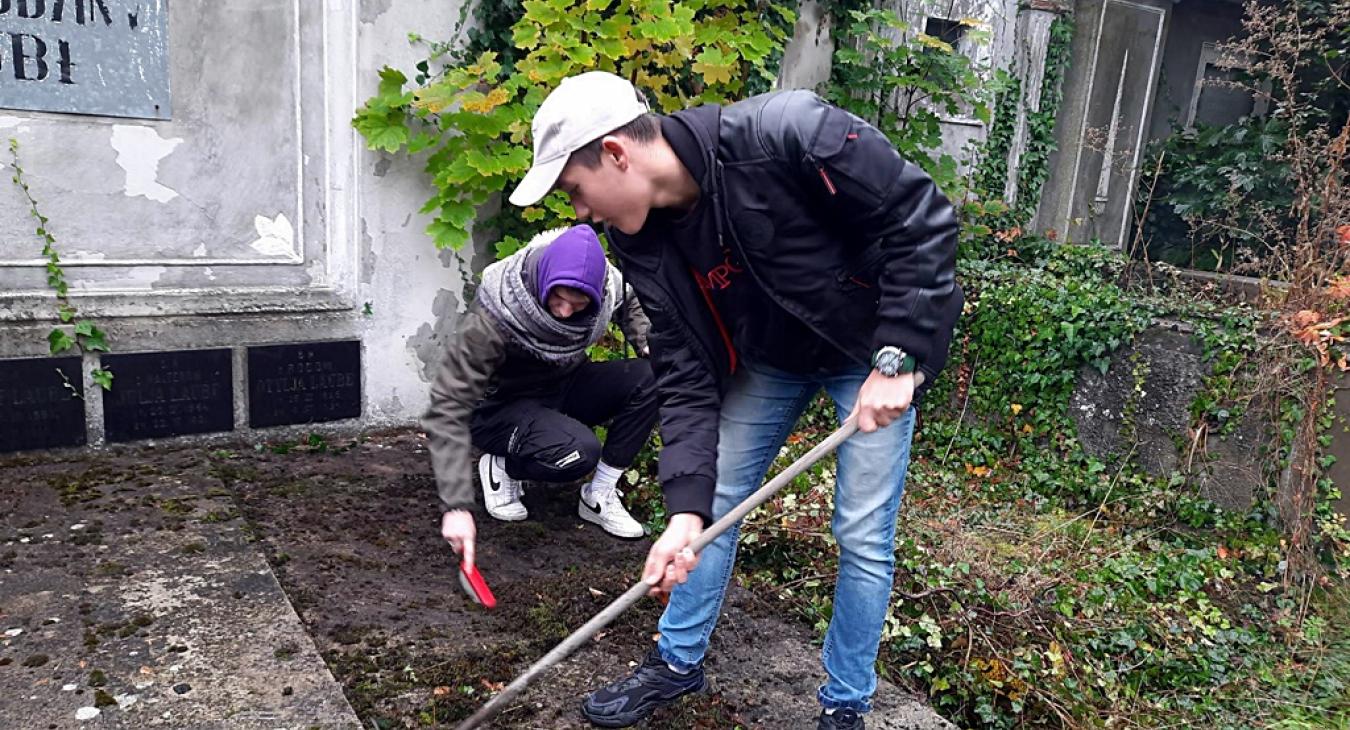 Nasi słuchacze posprzątali zapomniane groby w ramach akcji MEiN ,,Szkoła Pamięta”.