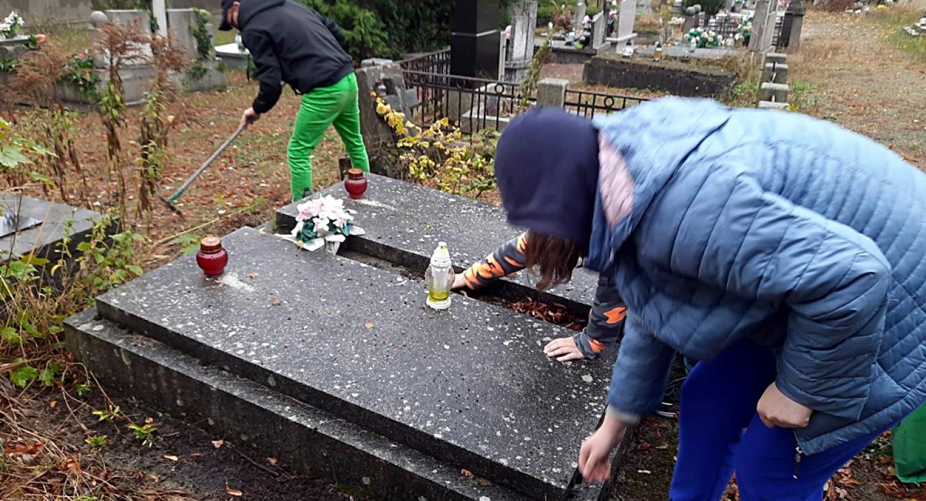 Nasi słuchacze posprzątali zapomniane groby w ramach akcji MEiN ,,Szkoła Pamięta”.