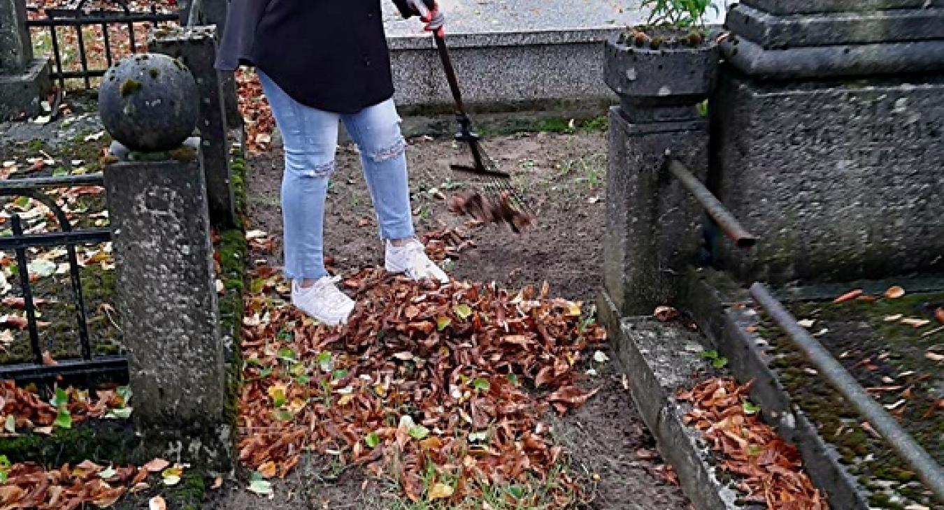 Nasi słuchacze posprzątali zapomniane groby w ramach akcji MEiN ,,Szkoła Pamięta”.