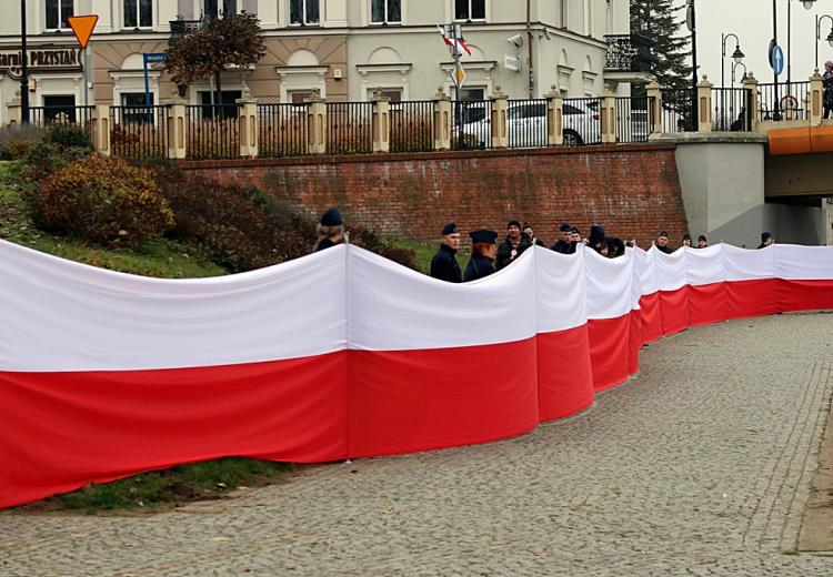 Marsz z najdłuższą flagą w mieście