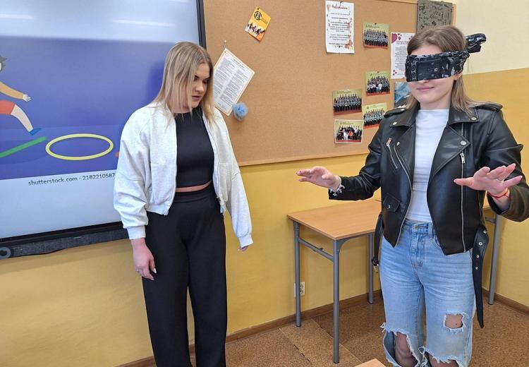 Uczeń w roli seniora