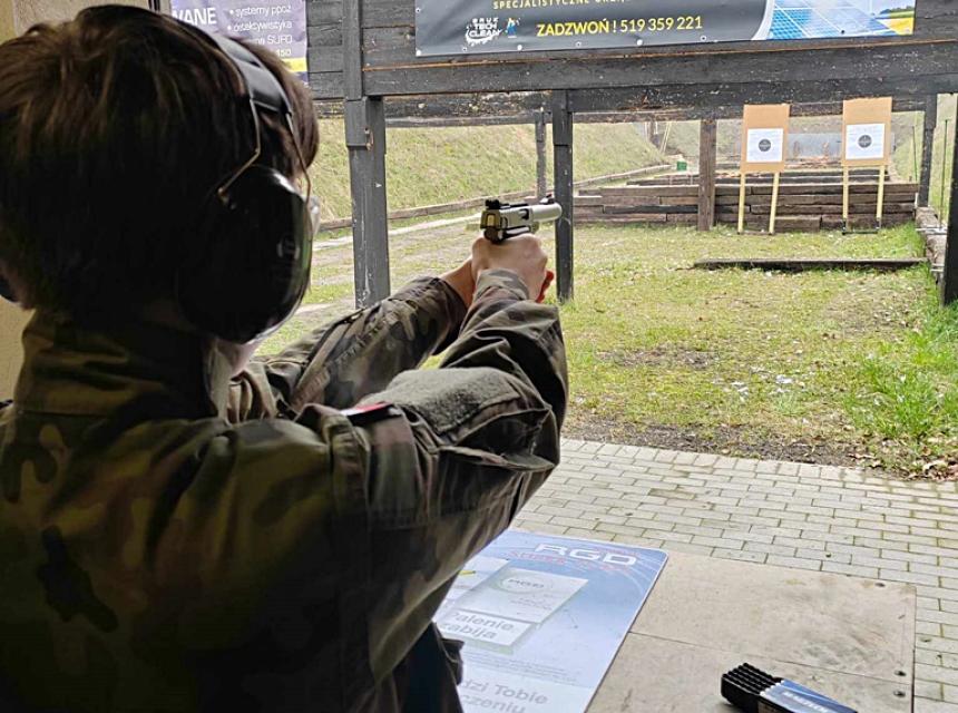 Cykliczne wyjazdy klas mundurowych na strzelnicę "Sokół" w Kazimierzu Biskupim